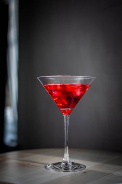 Kirazlı kırmızı martini bardağı