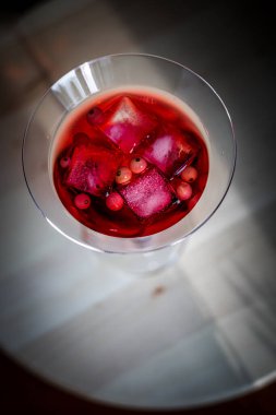 Kirazlı kırmızı martini bardağı