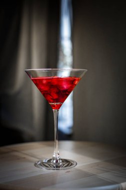 Kirazlı kırmızı martini bardağı