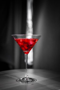 Kirazlı kırmızı martini bardağı