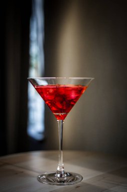 Kirazlı kırmızı martini bardağı