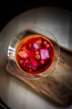 Kirazlı kırmızı martini bardağı