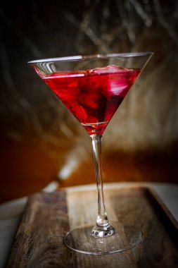 Kirazlı kırmızı martini bardağı