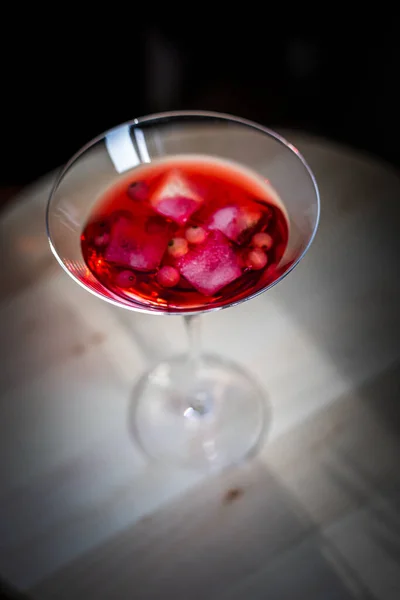 Rött Martini Glas Med Körsbär — Stockfoto