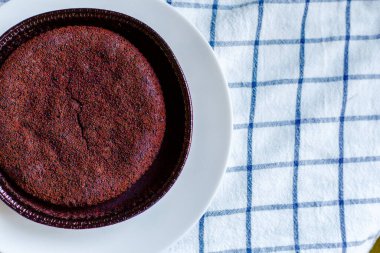 Pasta brauni arka planda. Büyük ve kahverengi bir kavram. Fındık kremalı, kakaolu ve tarçınlı..