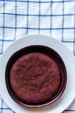 Pasta brauni arka planda. Büyük ve kahverengi bir kavram. Fındık kremalı, kakaolu ve tarçınlı..