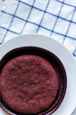 Pasta brauni arka planda. Büyük ve kahverengi bir kavram. Fındık kremalı, kakaolu ve tarçınlı..