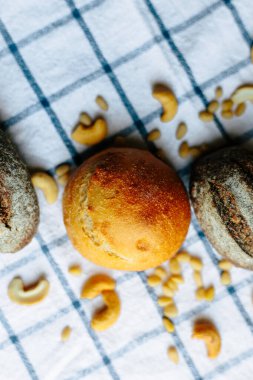 Çörekler mercan kaplı masa örtüsünün üzerinde. Asgari stil kavramsal natürmort fotoğrafçılık.