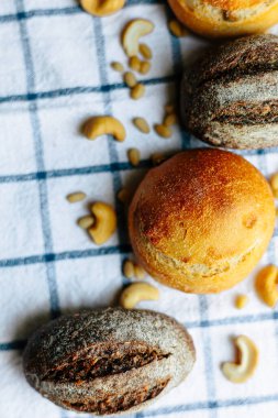 Çörekler mercan kaplı masa örtüsünün üzerinde. Asgari stil kavramsal natürmort fotoğrafçılık.
