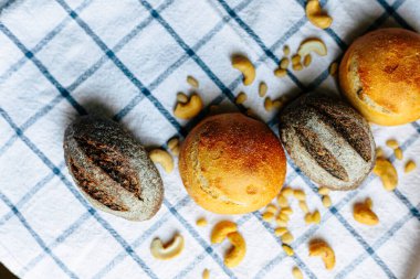 Çörekler mercan kaplı masa örtüsünün üzerinde. Asgari stil kavramsal natürmort fotoğrafçılık.