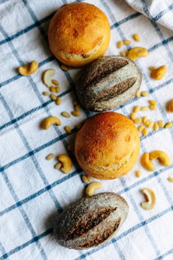 Çörekler mercan kaplı masa örtüsünün üzerinde. Asgari stil kavramsal natürmort fotoğrafçılık.