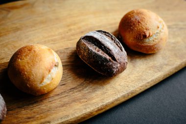 Çörekler masa örtüsünün üzerinde. Asgari stil kavramsal natürmort fotoğrafçılık.