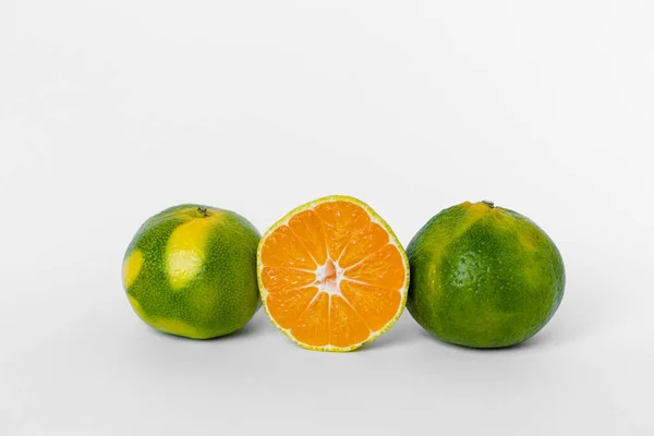 Naranja Lima Mandarinas Verdes Amarillas Maduras Rodajas Mandarina Naranja Sobre — Foto de Stock