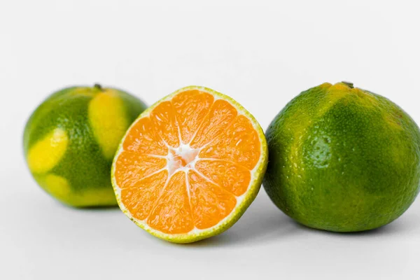 Orangen Und Limetten Und Reife Grüne Und Gelbe Mandarinen Und — Stockfoto