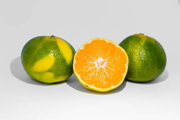 Orangen Und Limetten Und Reife Grüne Und Gelbe Mandarinen Und — Stockfoto