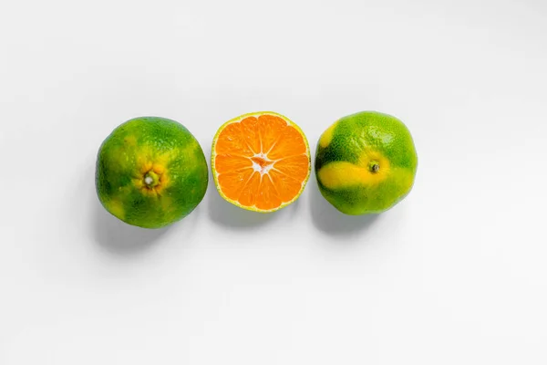 Naranja Lima Mandarinas Verdes Amarillas Maduras Rodajas Mandarina Naranja Sobre — Foto de Stock