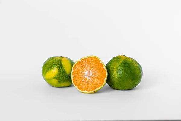 Orange Lime Ripe Green Yellow Tangerines Orange Tangerine Slices White — Stock Photo, Image