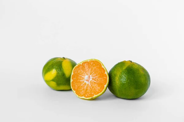 Naranja Lima Mandarinas Verdes Amarillas Maduras Rodajas Mandarina Naranja Sobre —  Fotos de Stock