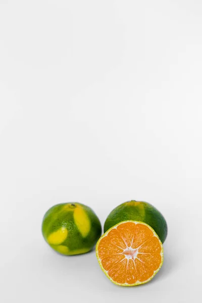 Laranja Limão Tangerinas Verdes Amarelas Maduras Fatias Tangerina Laranja Fundo — Fotografia de Stock