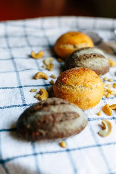 Çörekler mercan kaplı masa örtüsünün üzerinde. Asgari stil kavramsal natürmort fotoğrafçılık.