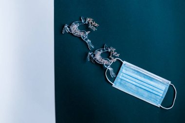 Covid-19 'un festival geçmişi. Noel süslemeli yüz maskesi