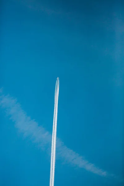 Uçak Gün Batımında Gökyüzünde Gökyüzünde Bir Uçağın Izi — Stok fotoğraf