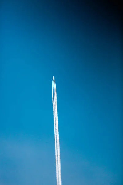 Uçak Gün Batımında Gökyüzünde Gökyüzünde Bir Uçağın Izi — Stok fotoğraf