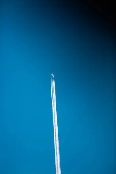飞机在日落的天空中飞行 天空中的飞机痕迹 — 图库照片