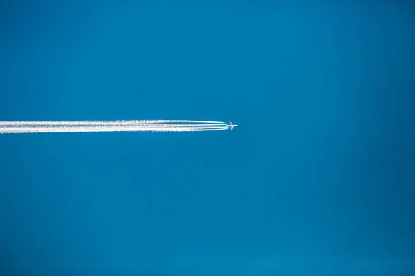 Avión Vuelo Atardecer Rastro Avión Cielo —  Fotos de Stock