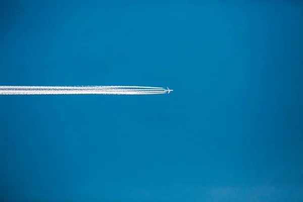 Avión Vuelo Atardecer Rastro Avión Cielo —  Fotos de Stock