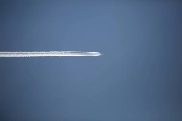 Vliegtuig Vlucht Zonsondergang Hemel Een Spoor Van Een Vliegtuig Lucht — Stockfoto