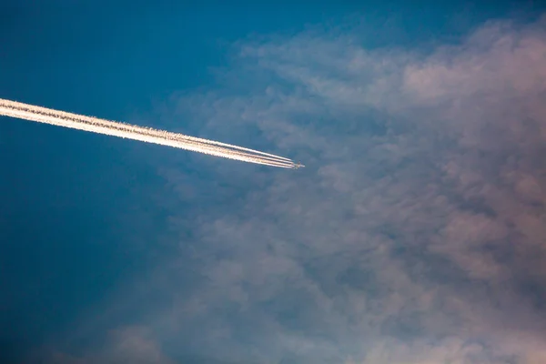Repülőgép Naplemente Égbolton Egy Repülő Nyomát Égen — Stock Fotó