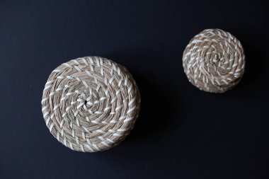 Siyah arkaplanda sepetler