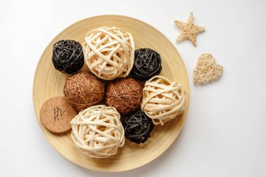 Beyaz ahşap arka planda kar taneleri ve ladin dallarıyla Noel sınırı. Masanın üstünde süslemeler ve süslemelerle süslenmiş üst manzara