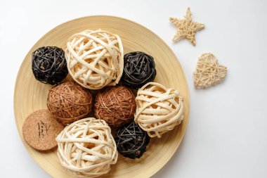 Beyaz ahşap arka planda kar taneleri ve ladin dallarıyla Noel sınırı. Masanın üstünde süslemeler ve süslemelerle süslenmiş üst manzara