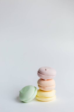 Beyaz ahşap bir masada şekerli badem kurabiyesi.