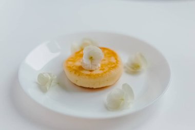 Kremalı, meyveli ve çiçekli cheesecake