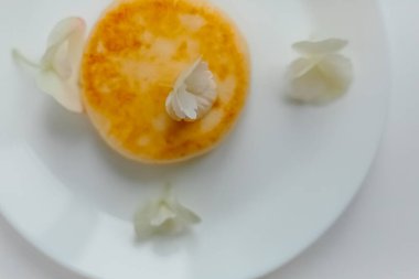 Kremalı, meyveli ve çiçekli cheesecake