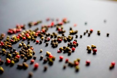 koyu arkaplanda kırmızı siyah beyaz ve yeşil biber