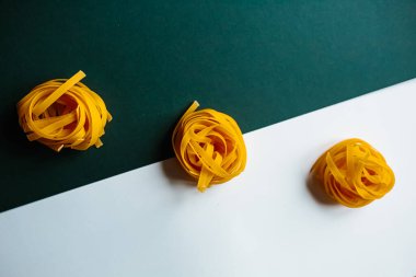 Koyu mavi arka planda İtalyan makarna tagliatelle.