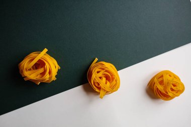 Koyu mavi arka planda İtalyan makarna tagliatelle.