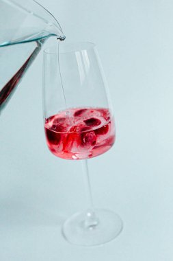 Kırmızı şarap ve kiraz.