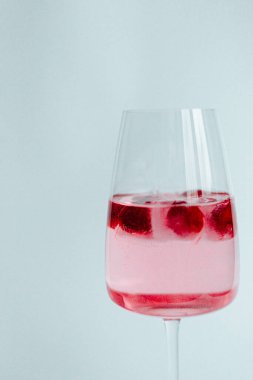 Kırmızı şarap ve kiraz.