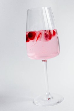 Kırmızı şarap ve kiraz.