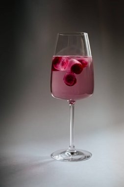 Kırmızı şarap ve kiraz.