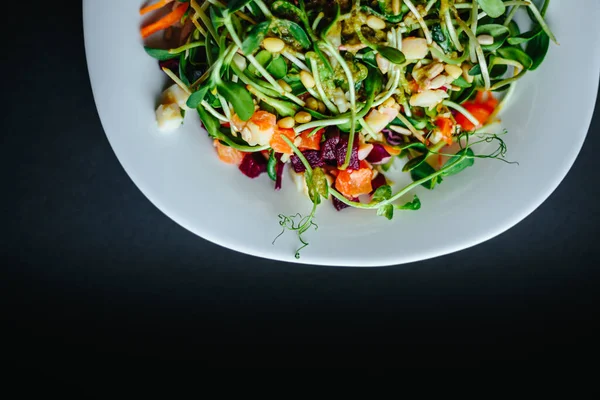 Salada Verde Orgânica Fresca Com Arugula Uma Placa Branca Fundo — Fotografia de Stock