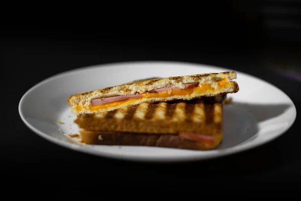 Beyaz Tabakta Tereyağlı Peynir Jambonlu Tost Siyah Arka Plan Üst — Stok fotoğraf