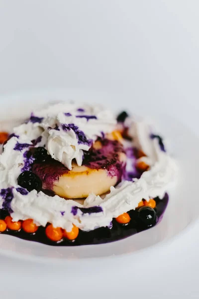 Käsekuchen Mit Früchten Und Beeren Sanddorn Und Nachtschatten Auf Weißem — Stockfoto