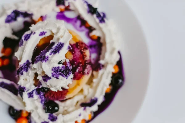 Tarta Queso Con Frutas Bayas Espino Cerval Mar Sombrillas Sobre — Foto de Stock