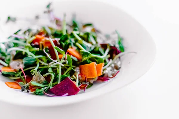 Salada Verde Orgânica Com Legumes Sementes Prato Branco — Fotografia de Stock